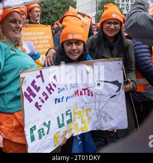 St. Peter’s Square, Manchester, Großbritannien. Oktober 2023. NHS Junior Doctors and Consultants protestieren vor der Konservativen Parteikonferenz und fordern eine Gehaltserhöhung von 35%. Credit Mark Lear / Alamy Live News. Stockfoto
