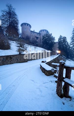 Die mittelalterliche Burg von Campo im verschneiten Winter. Campo Lomaso, Giudicarie, Trentino, Italien. Stockfoto