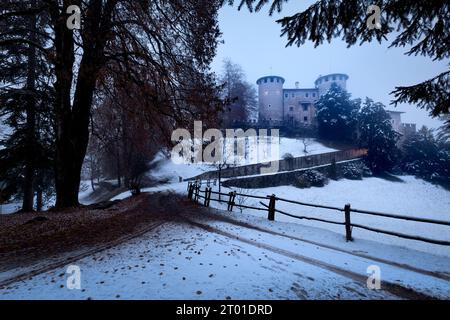 Die mittelalterliche Burg von Campo im verschneiten Winter. Campo Lomaso, Giudicarie, Trentino, Italien. Stockfoto