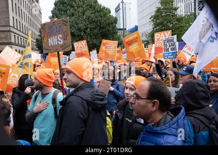 St. Peter’s Square, Manchester, Großbritannien. Oktober 2023. NHS Junior Doctors and Consultants protestieren vor der Konservativen Parteikonferenz und fordern eine Gehaltserhöhung von 35%. Credit Mark Lear / Alamy Live News. Stockfoto