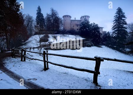 Die mittelalterliche Burg von Campo im verschneiten Winter. Campo Lomaso, Giudicarie, Trentino, Italien. Stockfoto