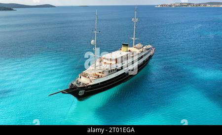 Drohnenansicht der Luxusyacht MY Casablanca in Kroatien (Barbara-Kreuzfahrt), wunderschönes kleines klassisches Kreuzfahrtschiff, türkisblaues Wasser an der Adria Stockfoto