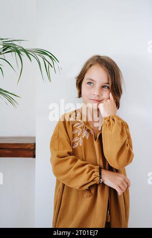 Porträt eines nachdenklichen Mädchens in einem schönen Sommerkleid Stockfoto