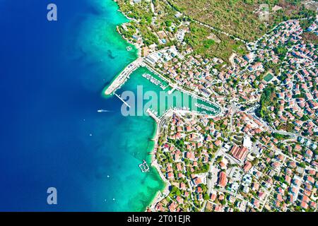 Luftpanorama der Bucht von Malinska auf der Insel Krk, Sommerziel in der Kvarner Bucht von Kroatien Stockfoto