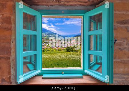 Dolomiten. Idyllisches Alpendorf Gudon Architektur und Landschaftsblick durch Fenster, Provinz Bozen im Trentino Südtirol in Italien Stockfoto