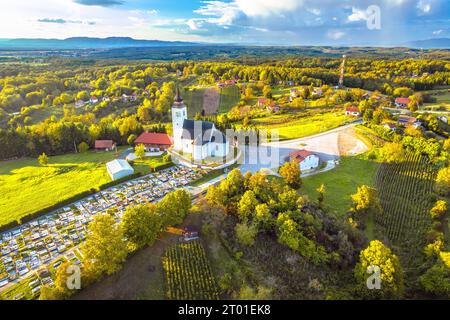 Malerische Landschaft von Pisarovina Luftpanorama, Jamnica Pisarovinska Dorf, Zentral-Kroatien Stockfoto