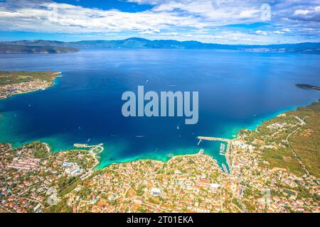 Luftpanorama der Bucht von Malinska auf der Insel Krk, Sommerziel in der Kvarner Bucht von Kroatien Stockfoto