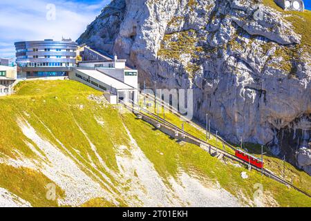 Pilatus Gipfelabfahrt auf der steilsten Zahnradbahn der Welt, 48 Prozent, Tourismuslandschaft der Schweiz Stockfoto