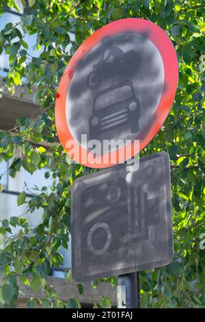 London, Großbritannien. Oktober 2023. An der Lyham Road in Lambeth wurde ein Straßenschild mit schwarzer Sprühfarbe vandalisiert. Das Schild blockiert die B-Straße als Durchgangsstraße von einer nahe gelegenen A-Straße, obwohl es kein vollständiges verkehrsarmes Viertel (LTN) ist, da andere Seitenstraßen weiterhin für den Verkehr geöffnet sind. Trotzdem gibt es lokale Opposition, und die Verdunkelung der Schilder bedeutet, dass die Autofahrer ihre Bewegungseinschränkungen nicht zulassen. Quelle: Anna Watson/Alamy Live News Stockfoto