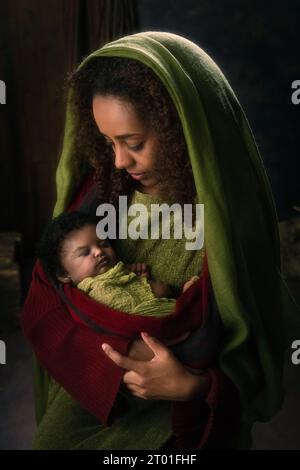 Live-Nachstellung der Weihnachtskrippe in einer afrikanischen Version mit äthiopischer Jungfrau Maria und einer schwarzen Babypuppe Stockfoto