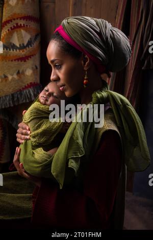 Live-Nachstellung der Weihnachtskrippe in einer afrikanischen Version mit äthiopischer Jungfrau Maria und einer schwarzen Babypuppe Stockfoto