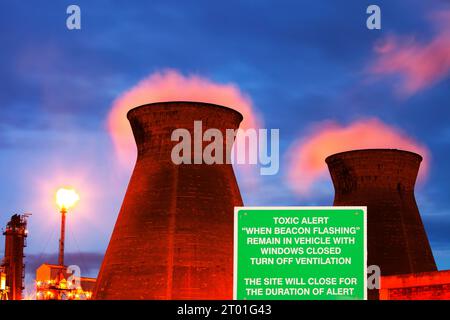 Das Abfackeln von Gas Abfall zurück Lichter Dampf aus dem Ineos Ölraffinerie in Grangemouth im Firth-of-Forth, Schottland, Großbritannien. Es ist Scotlands nur Öl refin Stockfoto