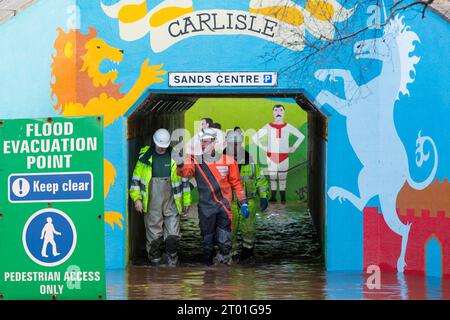 Wenn die Löwen brüllen. Umweltagentur Personal in Auspumpen floodwater von Hardwicke Circus in Carlisle, Cumbria am Dienstag, 8. Dezember 20 Stockfoto