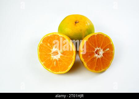 Orangen halbiert und ein Ganzes auf weißem Hintergrund Stockfoto