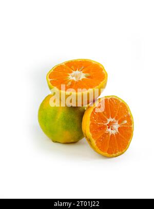 Orangen halbiert und ein Ganzes auf weißem Hintergrund Stockfoto