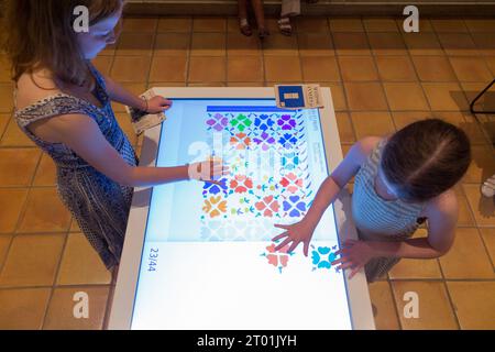 Kinder-/Kindervorführung im Empfangsraum des Galeriebaus Musee Matisse in Nizza, Frankreich. Interaktives Puzzlebild ist Fleurs et Fruits. (135) Stockfoto