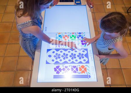 Kinder-/Kindervorführung im Empfangsraum des Galeriebaus Musee Matisse in Nizza, Frankreich. Interaktives Puzzlebild ist Fleurs et Fruits. (135) Stockfoto