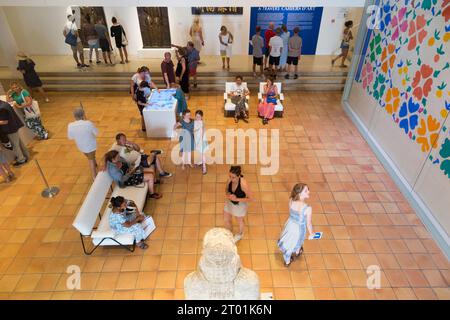 Empfangsraum im modernen Flügel des Galeriebaus Musee Matisse in Nizza, Frankreich. Das Bild rechts ist „Fleurs et Fruits“. (135) Stockfoto