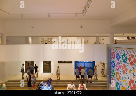 Empfangsraum im modernen Flügel des Galeriebaus Musee Matisse in Nizza, Frankreich. Das Bild rechts ist „Fleurs et Fruits“. (135) Stockfoto