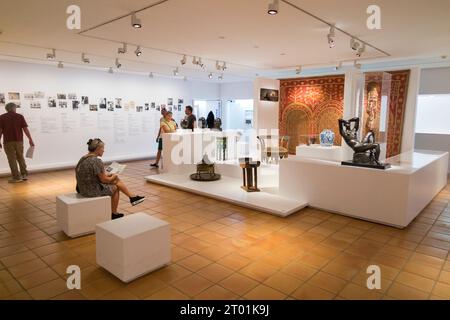 Raum mit Skulpturen/Skulpturen und anderen Kunstwerken des Künstlers Henri Matisse und Besuchern, in der Galerie Musee Matisse, Nizza, Frankreich (135) Stockfoto