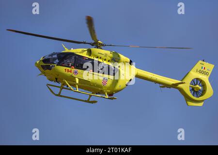 Zagreb, Kroatien. Oktober 2023. Testflug des medizinischen Helikopters während der Präsentation des Projekts Notfall-Helikopter Medical Service am Heliport des Klinischen Krankenhauses Dubrava in Zagreb, Kroatien, am 03. Oktober 2023. Foto: Jurica Galoic/PIXSELL Credit: Pixsell/Alamy Live News Stockfoto