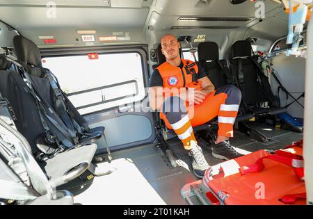 Zagreb, Kroatien. Oktober 2023. Medizinische persönliche Pose für ein Foto im Inneren des medizinischen Helikopters während der Präsentation des Notfallhelicopter Medical Service Projekts am Heliport des Klinischen Krankenhauses Dubrava in Zagreb, Kroatien, am 03. Oktober 2023. Foto: Jurica Galoic/PIXSELL Credit: Pixsell/Alamy Live News Stockfoto