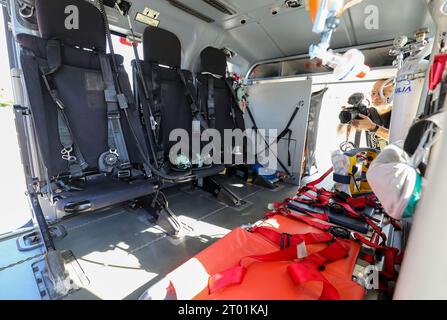 Zagreb, Kroatien. Oktober 2023. Foto am 03. Oktober 2023. Zeigt das Innere des Hubschraubers während der Präsentation des Projekts für den medizinischen Notfall-Helicopter-Dienst am Heliport des Klinischen Krankenhauses Dubrava in Zagreb, Kroatien. Foto: Jurica Galoic/PIXSELL Credit: Pixsell/Alamy Live News Stockfoto