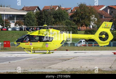 Zagreb, Kroatien. Oktober 2023. Testflug des medizinischen Helikopters während der Präsentation des Projekts Notfall-Helikopter Medical Service am Heliport des Klinischen Krankenhauses Dubrava in Zagreb, Kroatien, am 03. Oktober 2023. Foto: Jurica Galoic/PIXSELL Credit: Pixsell/Alamy Live News Stockfoto