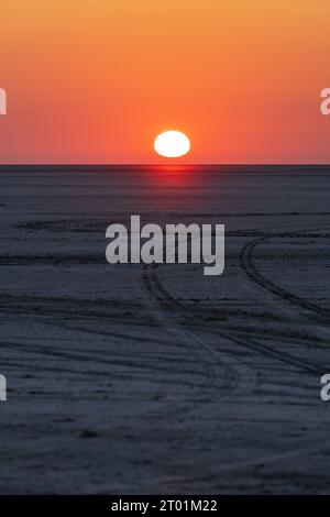 Ein Blick auf den Sonnenaufgang auf die Makgadikgadi-Pfanne von der Insel Kubu in Botswana Stockfoto