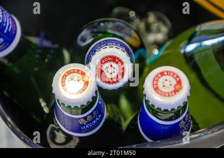 Flaschen Peroni Bier auf einem Tisch auf einer Party Stockfoto