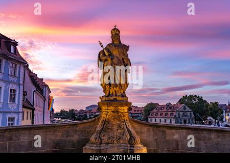 Statue der Kaiserin Kunigunde auf der Unteren Brücke in Bamberg bei Sonnenuntergang, Oberfranken, Bayern, Deutschland, Europa | Statue of St. Cunigun Stockfoto