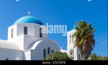 Die blaue Kuppel der historischen orthodoxen Kirche von den Inseln Griechenlands. Stockfoto