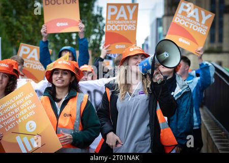 Manchester, Großbritannien. Oktober 2023. Studentenärzte marschieren zur Kundgebung der Junior Doctors and Consultants, die während der Konservativen Parteikonferenz stattfindet. Vertreten durch die British Medical Association, die den letzten in einer Reihe dreitägiger Streiks inszeniert. Die union will verhandeln und dafür sorgen, dass ihre Mitglieder eine Gehaltserhöhung erhalten. Andy Barton/Alamy Live News Stockfoto