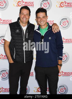 TARZANA, KALIFORNIEN - 2. OKTOBER: (L-R) Bret Adams und Wells Adams nehmen an der Music Forward Foundation Golf Classic im El Caballero Country Club auf oC Teil Stockfoto