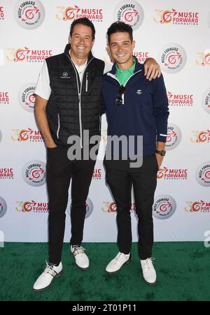 TARZANA, KALIFORNIEN - 2. OKTOBER: (L-R) Bret Adams und Wells Adams nehmen an der Music Forward Foundation Golf Classic im El Caballero Country Club auf oC Teil Stockfoto