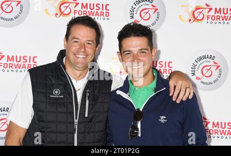 TARZANA, KALIFORNIEN - 2. OKTOBER: (L-R) Bret Adams und Wells Adams nehmen an der Music Forward Foundation Golf Classic im El Caballero Country Club auf oC Teil Stockfoto