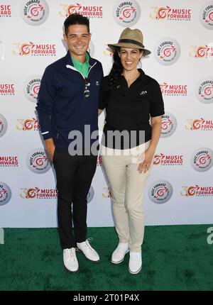 TARZANA, KALIFORNIEN - 2. OKTOBER: (L-R) Wells Adams und Nurit Siegel Smith nehmen an der Music Forward Foundation Golf Classic im El Caballero Country Cl Teil Stockfoto