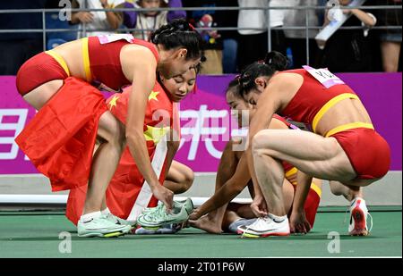 Hangzhou, chinesische Provinz Zhejiang. Oktober 2023. Team China reagiert nach dem 4Á100m Leichtathletikfinale der Frauen bei den 19. Asienspielen in Hangzhou, ostchinesische Provinz Zhejiang, 3. Oktober 2023. Titel: Song Yanhua/Xinhua/Alamy Live News Stockfoto