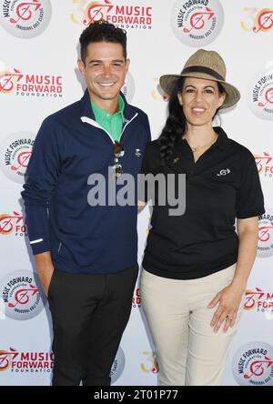 TARZANA, KALIFORNIEN - 2. OKTOBER: (L-R) Wells Adams und Nurit Siegel Smith nehmen an der Music Forward Foundation Golf Classic im El Caballero Country Cl Teil Stockfoto