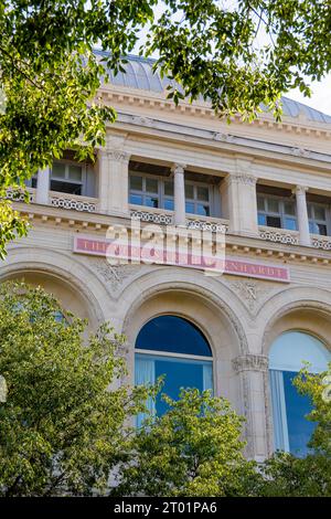 Schild an der Fassade des Théâtre Sarah Bernhardt, früher Théâtre de la Ville genannt, ein Pariser Veranstaltungsort am Place du Châtelet in Paris Stockfoto