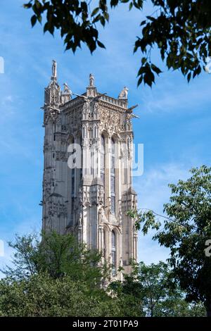 Oben auf dem Saint-Jacques-Turm, ehemaliger Glockenturm und das einzige Überbleibsel der Saint-Jacques-la-Boucherie-Kirche in Paris, Frankreich Stockfoto