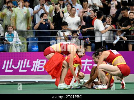 Hangzhou, chinesische Provinz Zhejiang. Oktober 2023. Team China reagiert nach dem 4Á100m Leichtathletikfinale der Frauen bei den 19. Asienspielen in Hangzhou, ostchinesische Provinz Zhejiang, 3. Oktober 2023. Titel: Song Yanhua/Xinhua/Alamy Live News Stockfoto