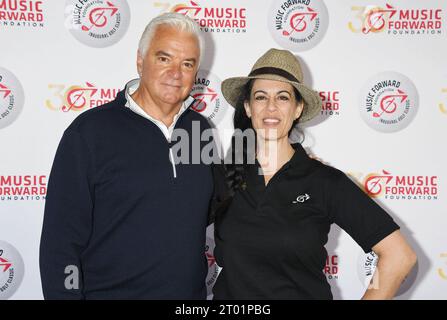 TARZANA, KALIFORNIEN - 2. OKTOBER: John O'Hurley und Nurit Siegel Smith nehmen an der Music Forward Foundation Golf Classic im El Caballero Country Teil Stockfoto