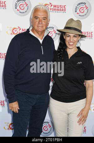 TARZANA, KALIFORNIEN - 2. OKTOBER: John O'Hurley und Nurit Siegel Smith nehmen an der Music Forward Foundation Golf Classic im El Caballero Country Teil Stockfoto