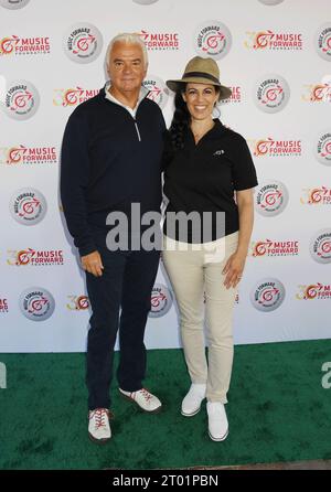 TARZANA, KALIFORNIEN - 2. OKTOBER: John O'Hurley und Nurit Siegel Smith nehmen an der Music Forward Foundation Golf Classic im El Caballero Country Teil Stockfoto