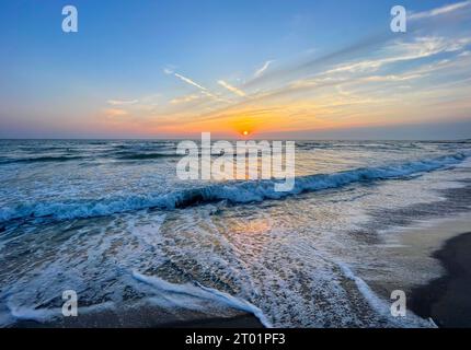 Sonnenaufgang über dem Mittelmeer in der Toskana Stockfoto