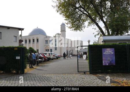 Berlin, Deutschland. Oktober 2023. Die Khadija-Moschee, dargestellt am 3. Oktober 2023 in Berlin. In Deutschland wurden am Rande der Wiedervereinigungsfeier Moscheen für die Öffentlichkeit geöffnet, die Touren, einen Blick hinter die Kulissen, Ausstellungen und kulinarische Verkostungen anbieten. Quelle: Zapotocky Ales/CTK Photo/Alamy Live News Stockfoto