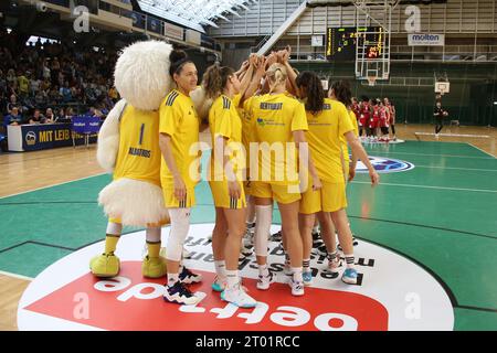 Berlin, Deutschland. Oktober 2023. 03.10.2023, Soemmeringhalle, Berlin, DEU, easyCredit DBBL, ALBA vs. Herne, im Bild ALBA-Spielerinkreis Foto: Jürgen Engler/nordphoto GmbH/dpa/Alamy Live News Stockfoto