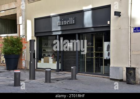 Marseille, Frankreich. Oktober 2023. Blick auf den geschlossenen Minelli-Laden an der Ecke Rue Saint-Ferréol und Rue Vacon in Marseille. Das Handelsgericht Marseille hat die Marke Minelli am 28. September 2023 in den Konkursverfahren versetzt, um den Verkauf an einen neuen Aktionär vorzubereiten, um die Fortführung der Geschäftstätigkeit zu gewährleisten. Die Schuhmarke beschäftigt 500 Mitarbeiter und verfügt über 120 Geschäfte. (Foto: Gerard Bottino/SOPA Images/SIPA USA) Credit: SIPA USA/Alamy Live News Stockfoto