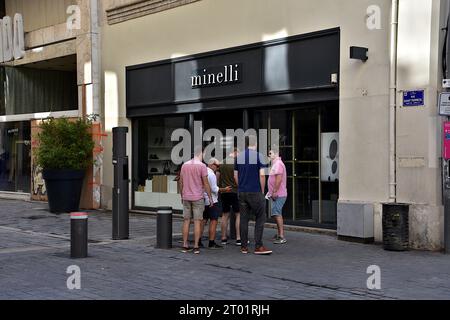 Marseille, Frankreich. Oktober 2023. Vor dem geschlossenen Eingang des Ladens Minelli in der Rue Saint-Ferréol in Marseille wird man Menschen beobachten, die sich unterhalten. Das Handelsgericht Marseille hat die Marke Minelli am 28. September 2023 in den Konkursverfahren versetzt, um den Verkauf an einen neuen Aktionär vorzubereiten, um die Fortführung der Geschäftstätigkeit zu gewährleisten. Die Schuhmarke beschäftigt 500 Mitarbeiter und verfügt über 120 Geschäfte. (Credit Image: © Gerard Bottino/SOPA Images via ZUMA Press Wire) NUR REDAKTIONELLE VERWENDUNG! Nicht für kommerzielle ZWECKE! Stockfoto